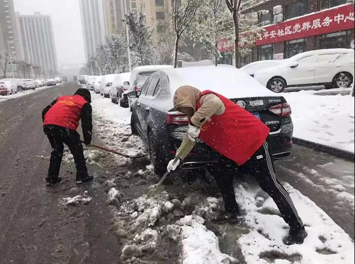 【创城进行时】我院志愿者们到帮包社区清理道路积雪